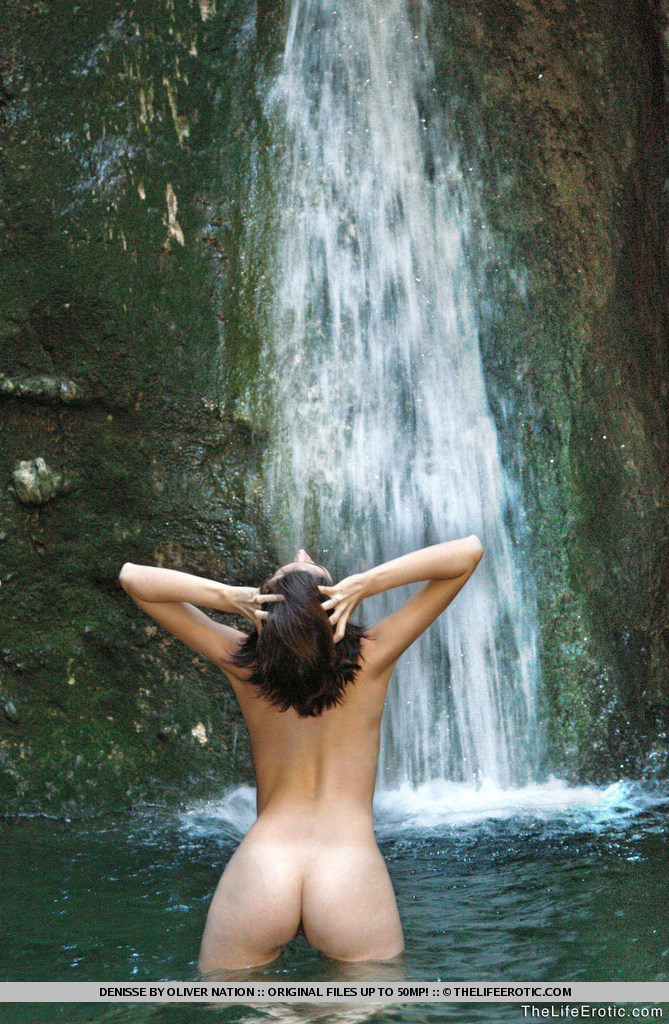Сексуальная Сабрина позирует голой у водопада
